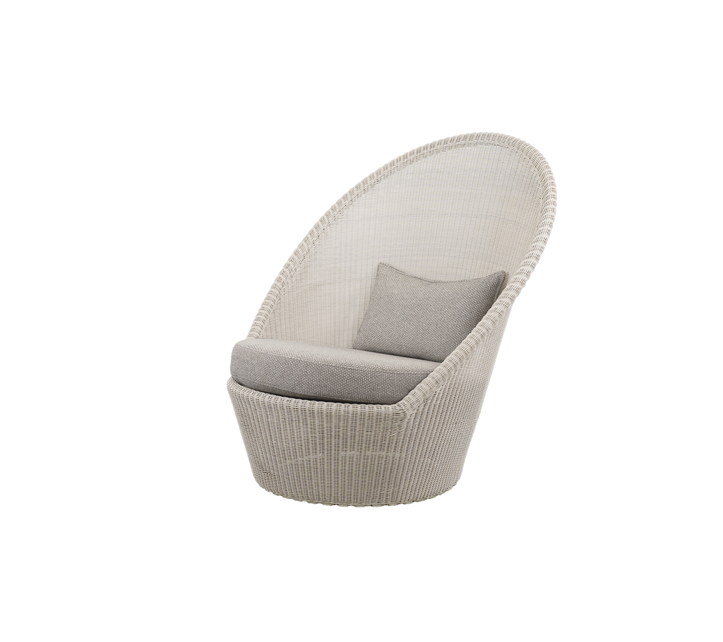 Silla marrón claro con cojín de color arena en un ambiente de salón moderno.