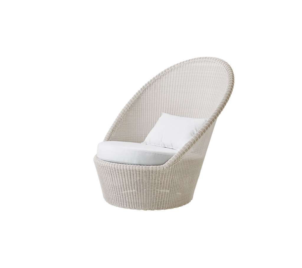 Sillón moderno con cojín blanco en un diseño minimalista.