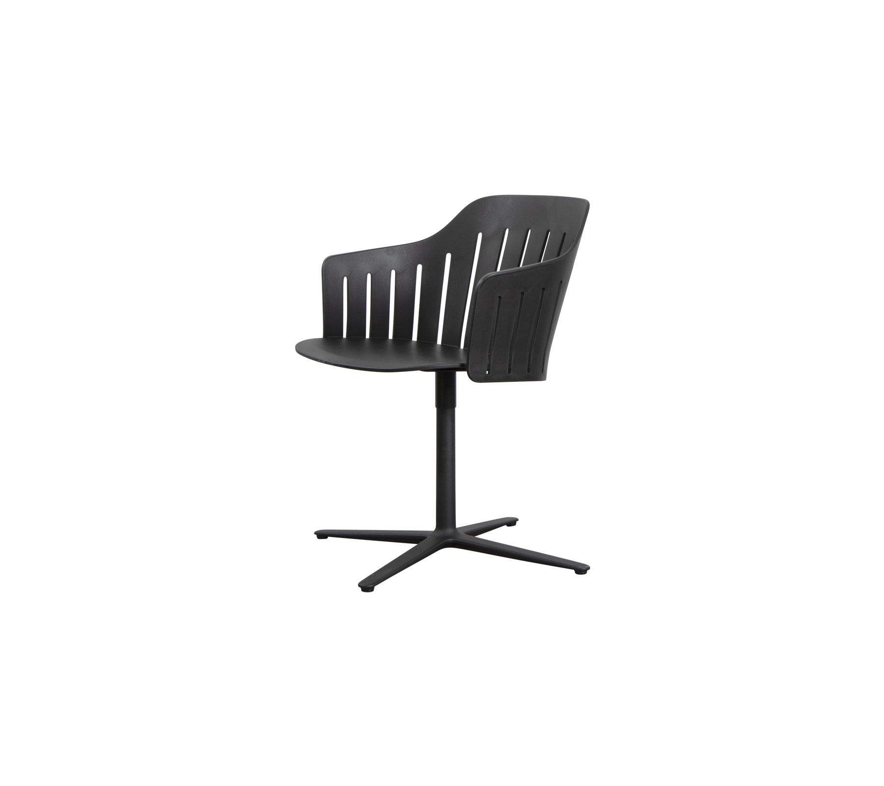 Silla negra elegante con respaldo curvado, diseño de listones y base de cuatro patas para asientos modernos.