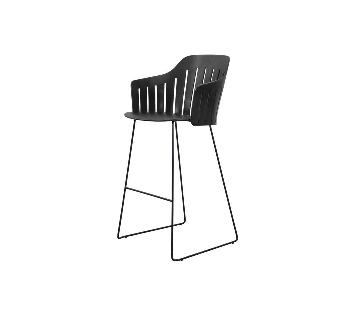 Taburete de bar negro con respaldo curvado y patas de metal delgadas, diseñado para aportar estilo y comodidad.