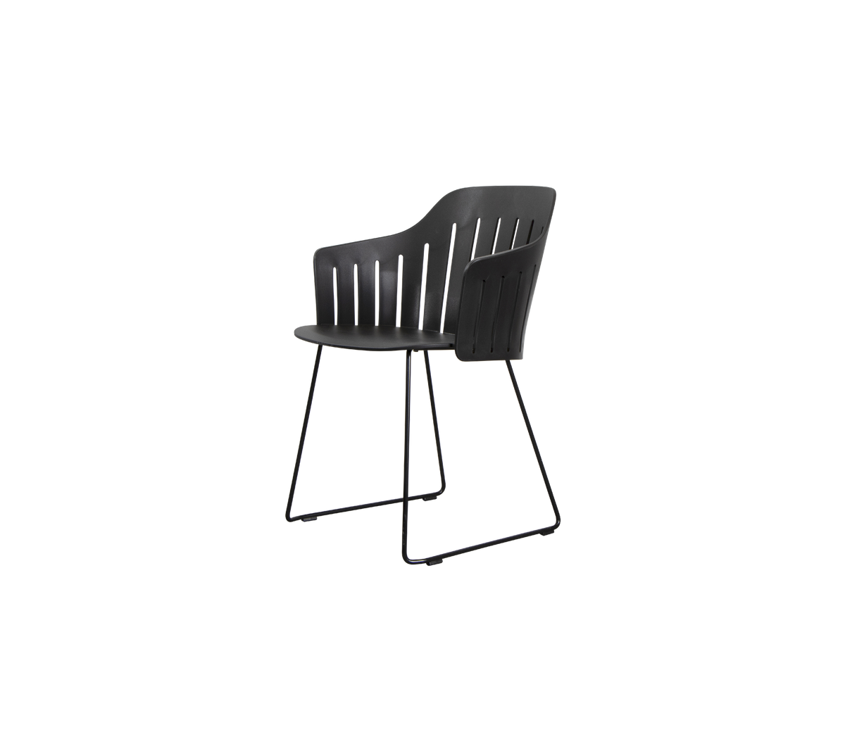 Silla negra moderna con respaldo curvado y un diseño elegante, soportada por un marco metálico minimalista. Perfecta para diversos entornos.