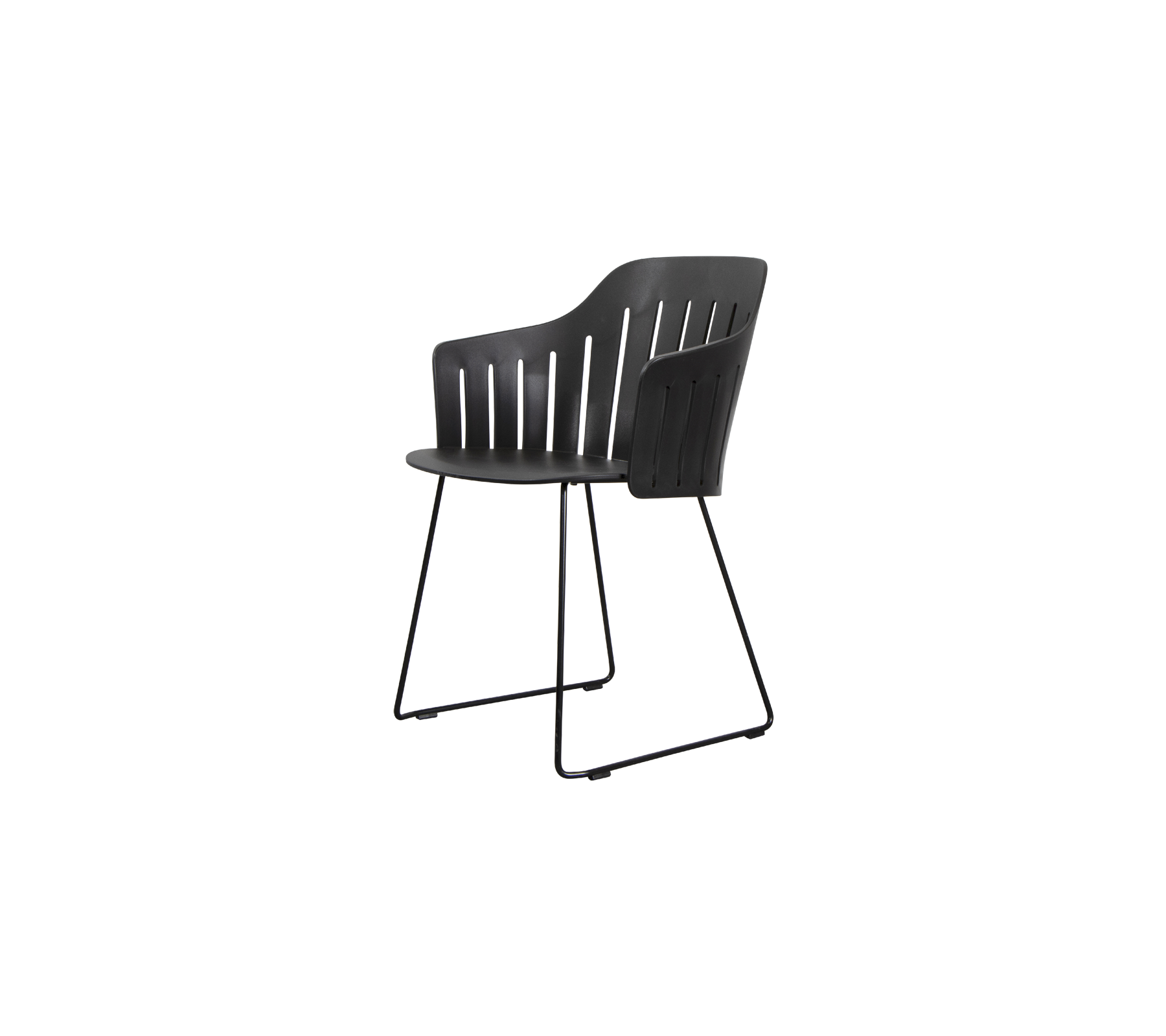 Silla negra moderna con respaldo curvado y un diseño elegante, soportada por un marco metálico minimalista. Perfecta para diversos entornos.