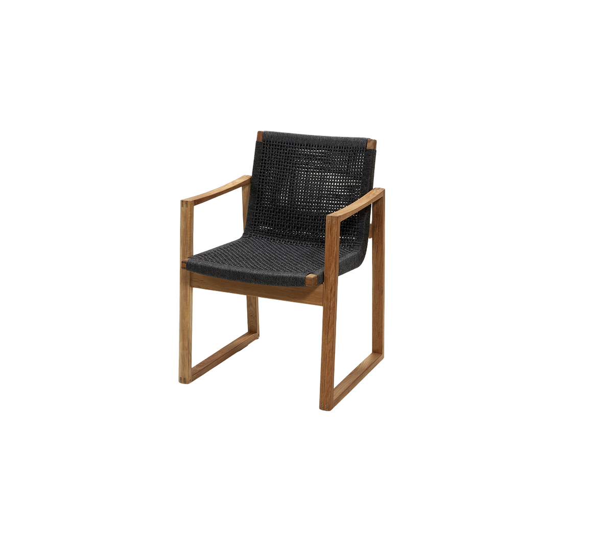 Silla elegante con un marco de madera elegante y un asiento y respaldo tejido en negro cómodo. Ideal para una decoración moderna.