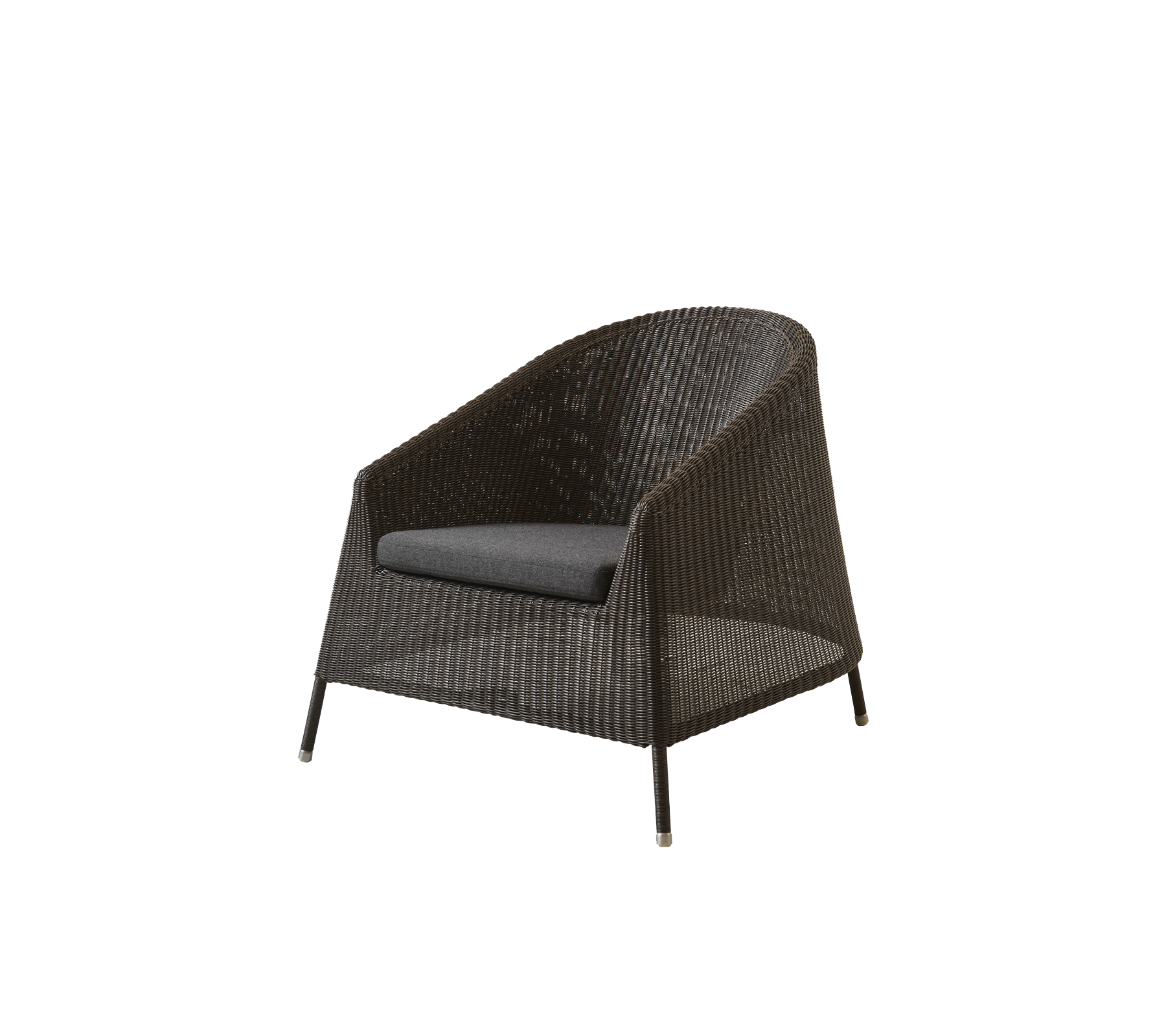 Silla tejida elegante con un asiento espacioso y un cojín cómodo, perfecta para relajarse y realzar cualquier espacio.