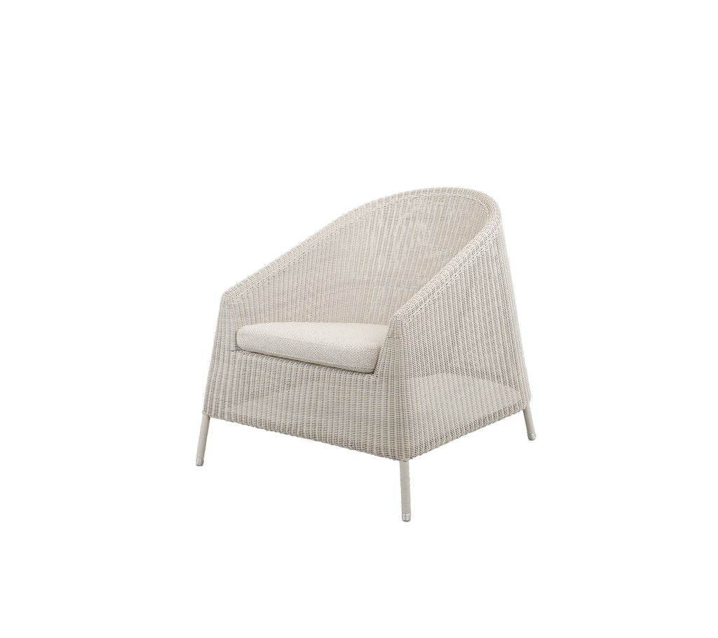 Silla blanca moderna con un cojín de arena en estilo minimalista.