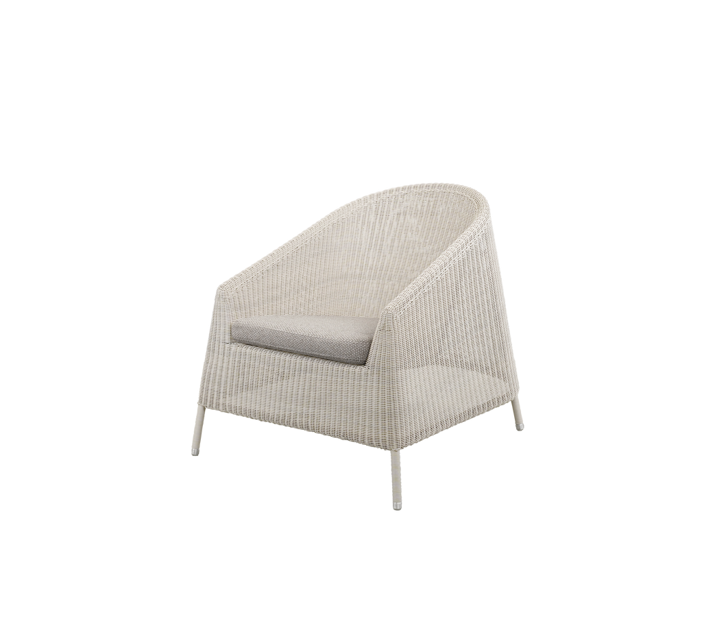 Silla moderna con un cojín marrón claro en un ambiente acogedor.