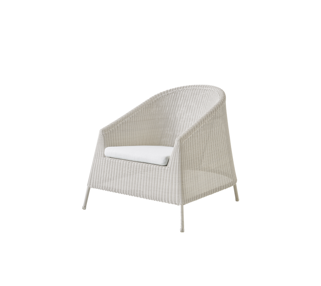 Silla blanca moderna con un cojín, que muestra un diseño minimalista.