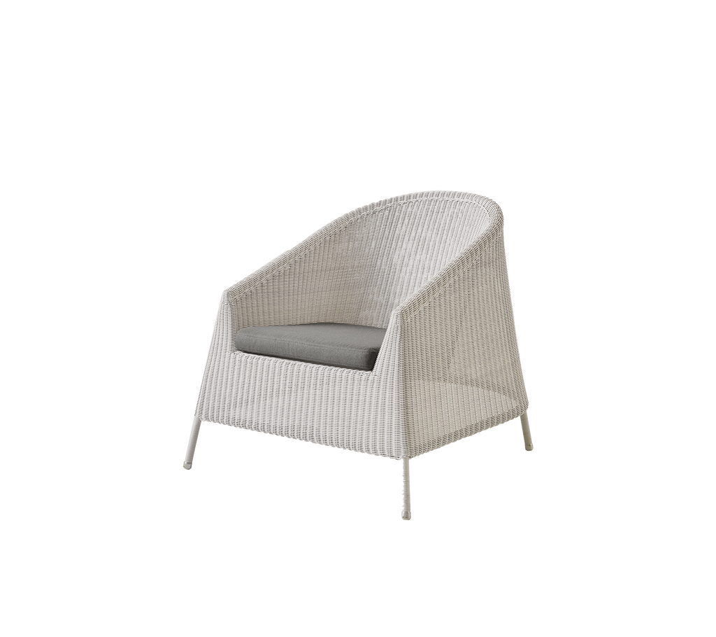 Silla lounge blanca moderna con cojín gris.