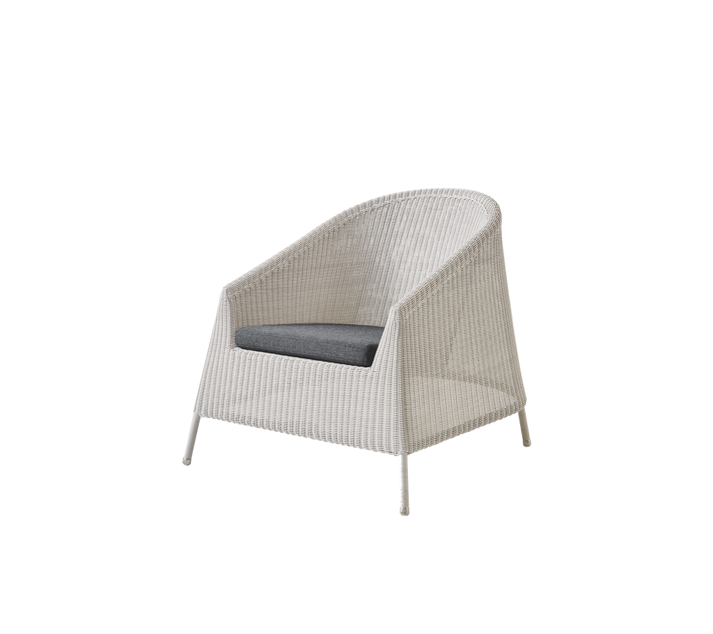 Silla de arena moderna con cojín gris.