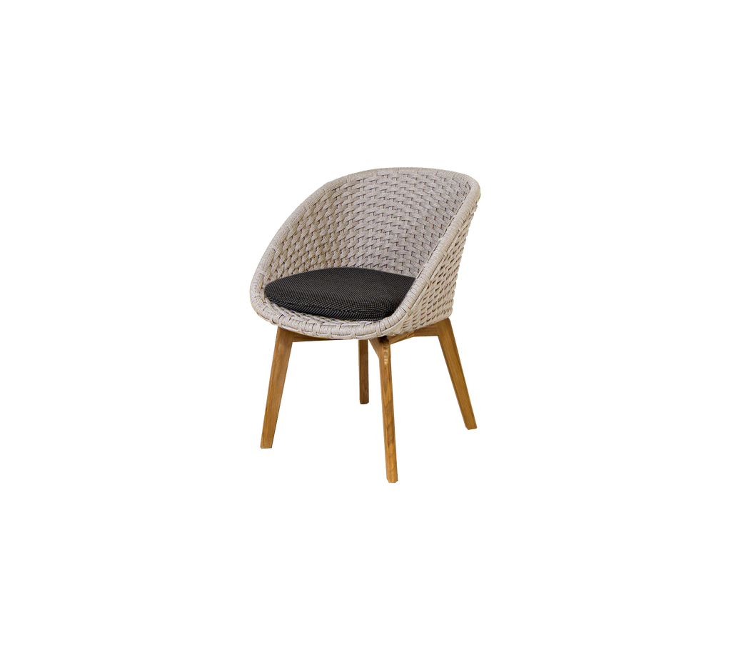Silla de arena moderna con cojín gris oscuro.