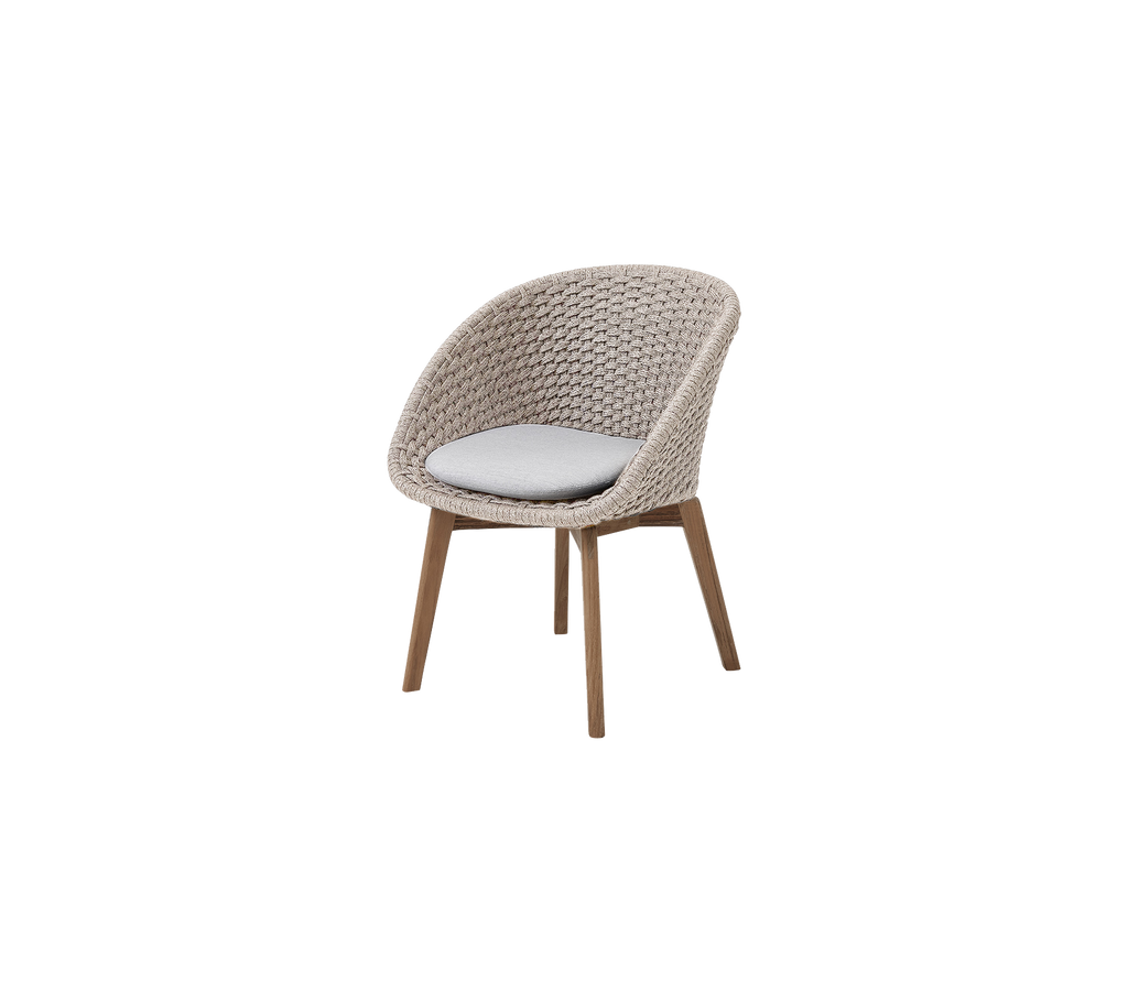 Silla de arena moderna con cojín de color gris claro.
