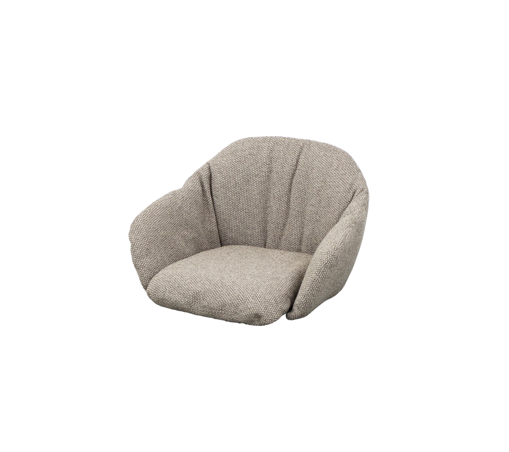 Silla marrón claro con un diseño contemporáneo.