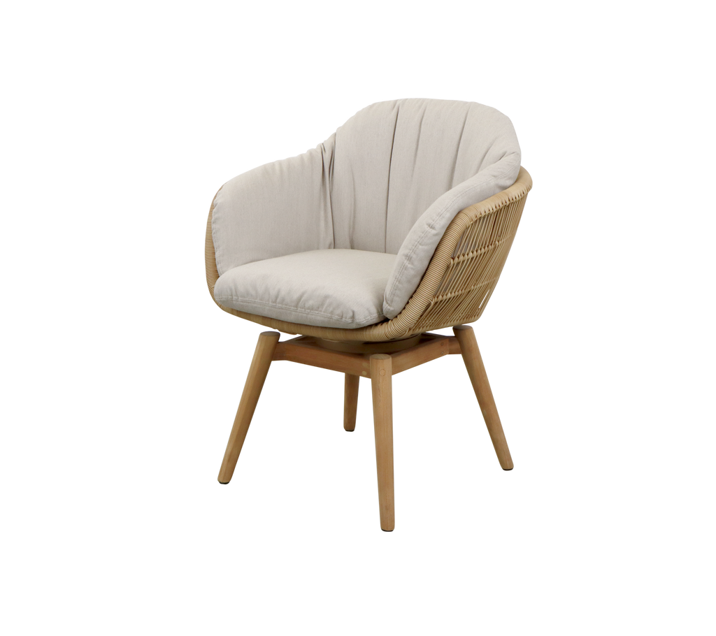 Una silla elegante con un respaldo curvado, tapicería suave en color crema y un marco de madera natural para un aspecto moderno y acogedor.
