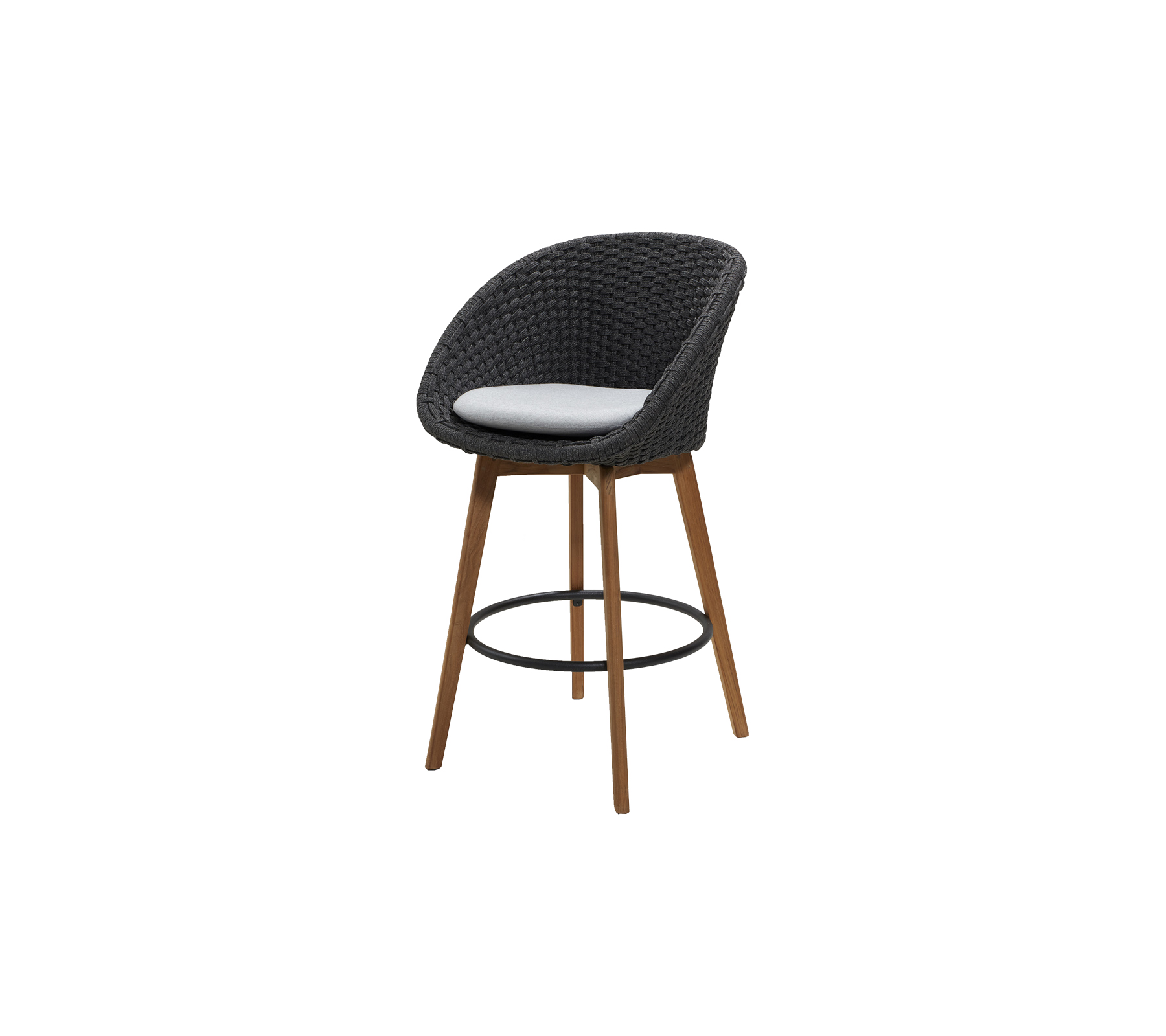 Taburete de bar estiloso con un asiento curvado en material tejido negro, complementado por patas de madera natural y un cojín cómodo.