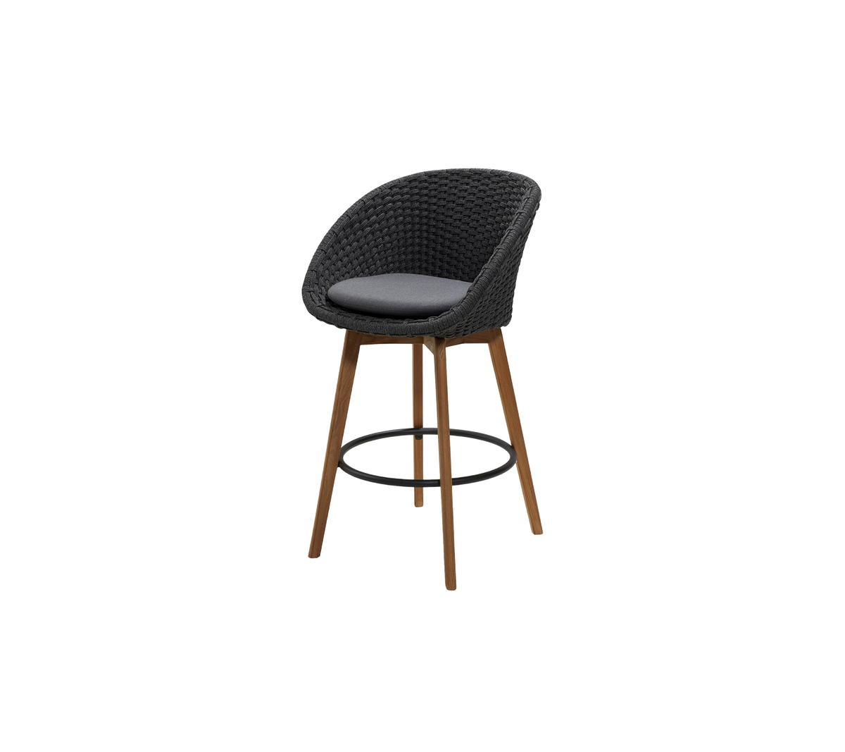 Silla alta elegante con asiento trenzado de color oscuro y un cojín acolchado, con patas de madera y un reposapiés para mayor comodidad.