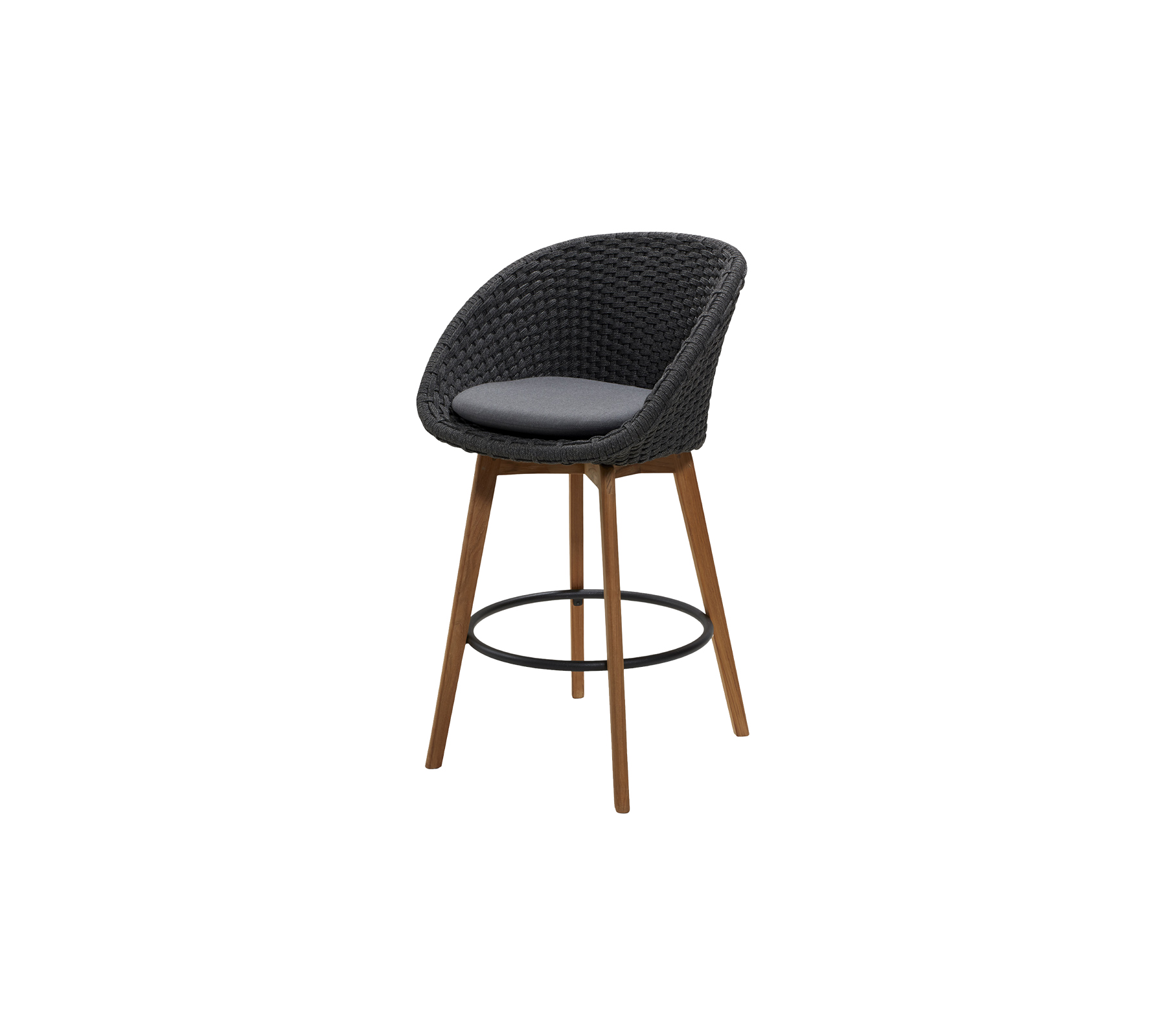 Silla alta elegante con asiento trenzado de color oscuro y un cojín acolchado, con patas de madera y un reposapiés para mayor comodidad.