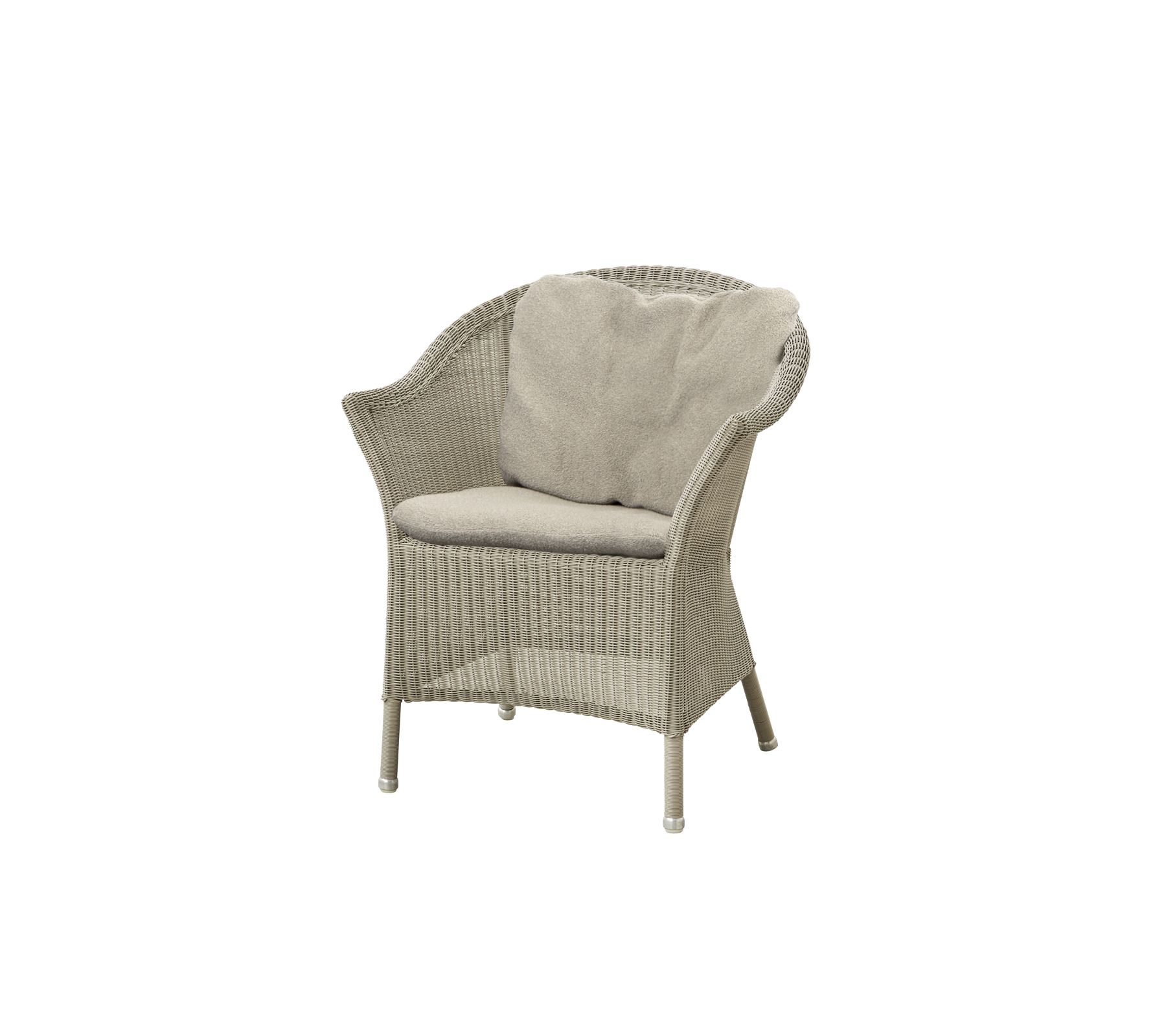 Silla tejida con un cojín de color claro, con un respaldo curvado y patas robustas, perfecta para relajarse.
