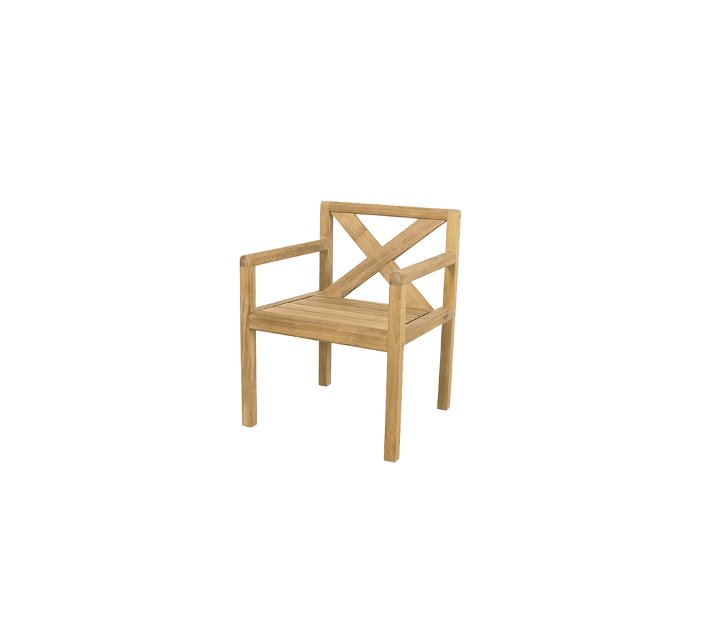 Silla de teca con diseño de respaldo cruzado.