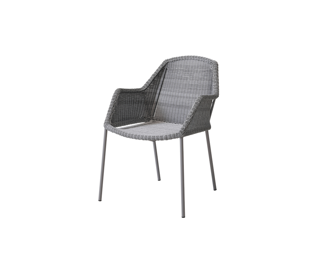 Silla elegante con un diseño trenzado, reposabrazos cómodos y un cojín suave. Ideal para realzar cualquier espacio.