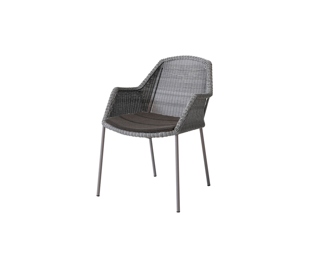Silla tejida elegante con un diseño estilizado, que cuenta con un marco resistente y un asiento cómodo, ideal para diversos entornos.
