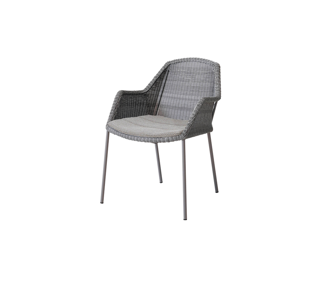 Silla elegante con un diseño tejido y un asiento cómodo, perfecta para realzar cualquier espacio con una elegancia moderna.
