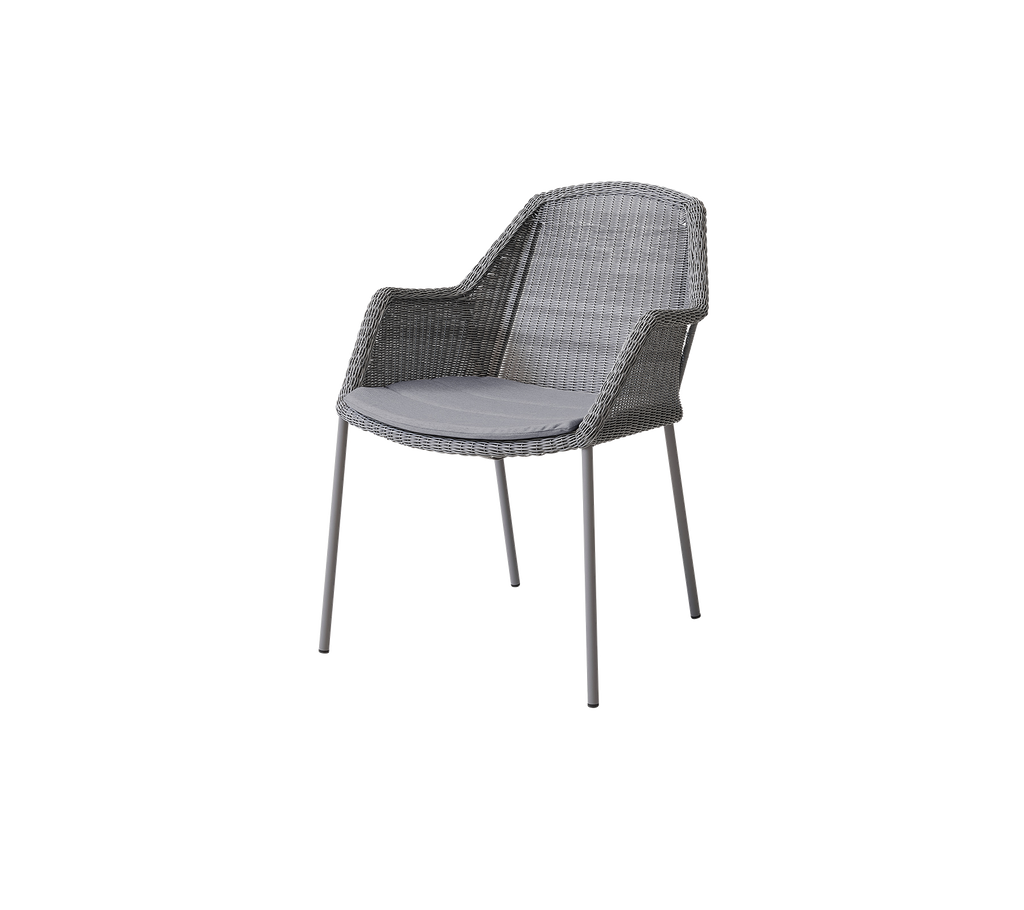 Sillón tejido gris con un asiento acolchado y cómodo, diseñado para un asiento elegante en diversos entornos.