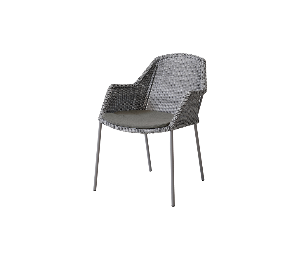 Silla gris elegante con una textura tejida y cómodos reposabrazos, con patas elegantes y un diseño contemporáneo.