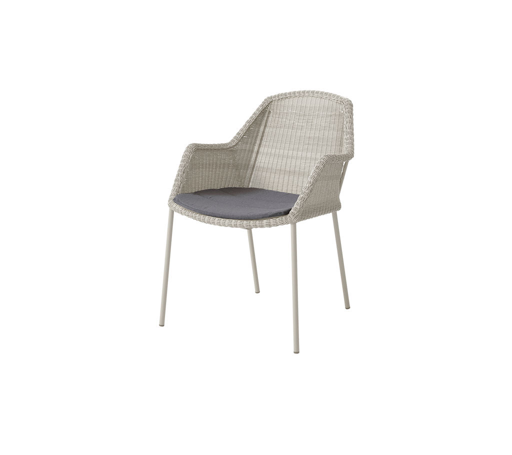 Silla de arena moderna con un cojín gris.