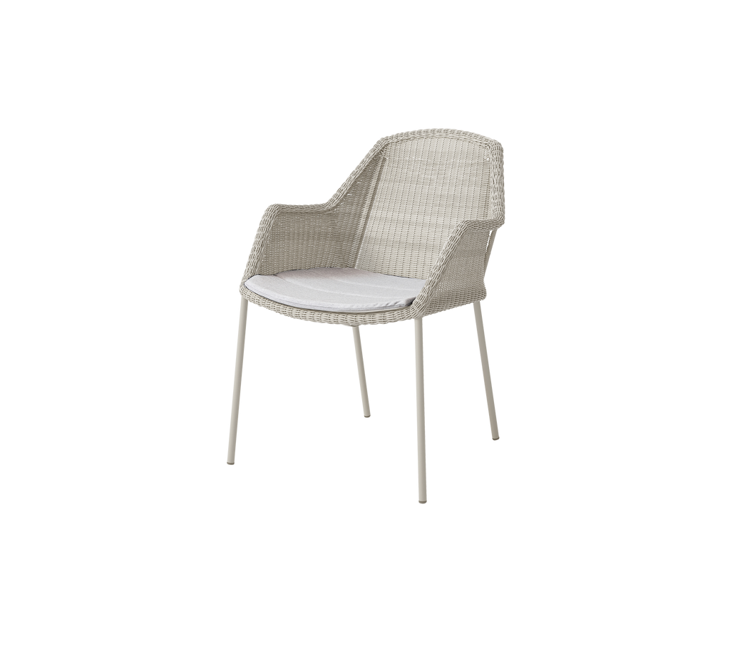 Silla moderna con cojín gris claro en un diseño sencillo.