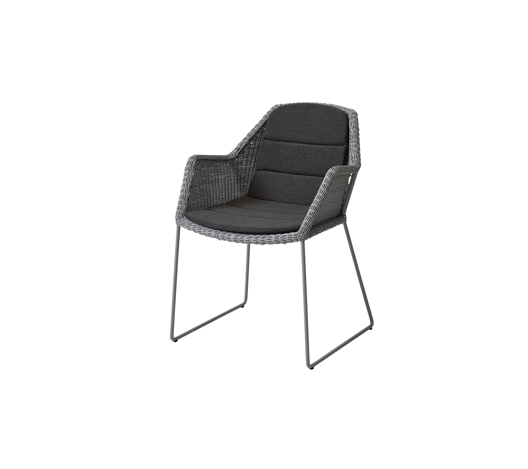 Silla elegante con un diseño trenzado, cojines suaves y patas metálicas delgadas, ideal para ambientes modernos.