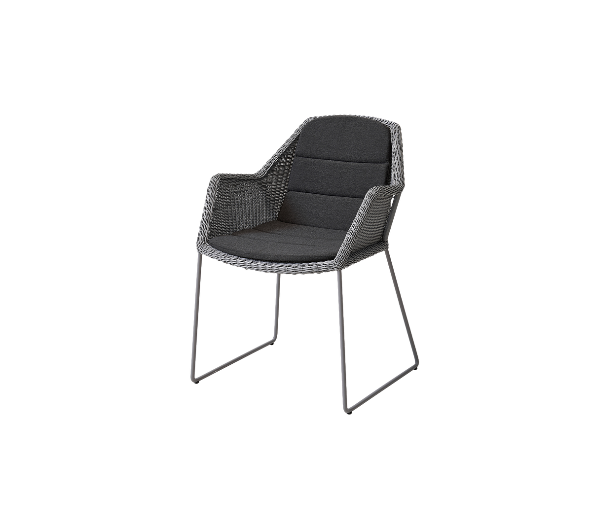 Silla elegante con un diseño trenzado, cojines suaves y patas metálicas delgadas, ideal para ambientes modernos.