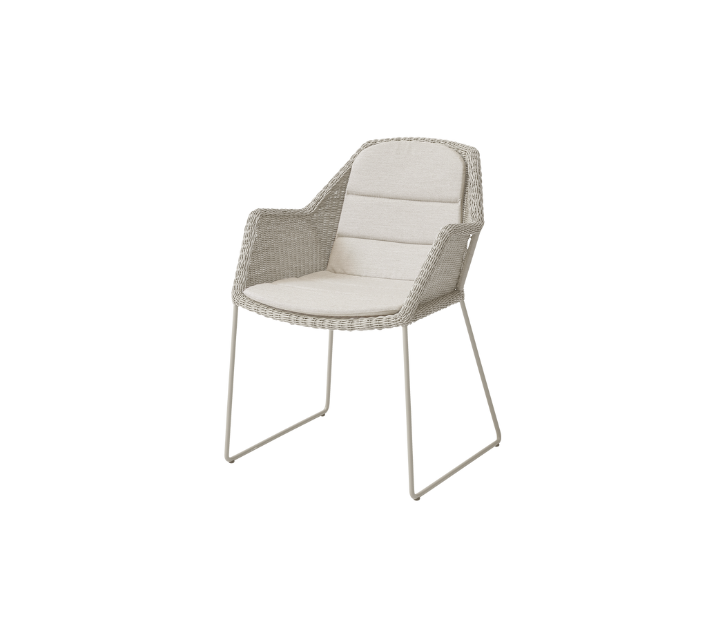 Silla beige moderna con un diseño minimalista.