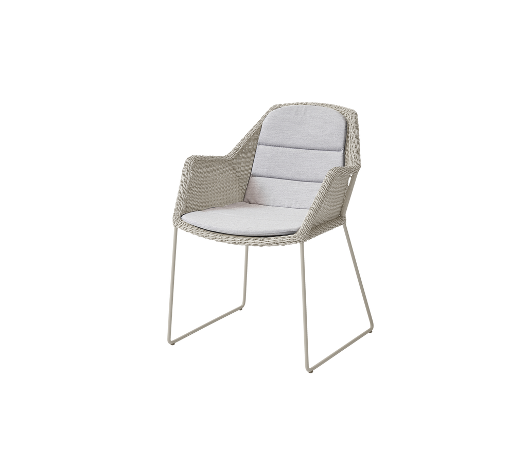 Silla gris claro con un diseño minimalista.