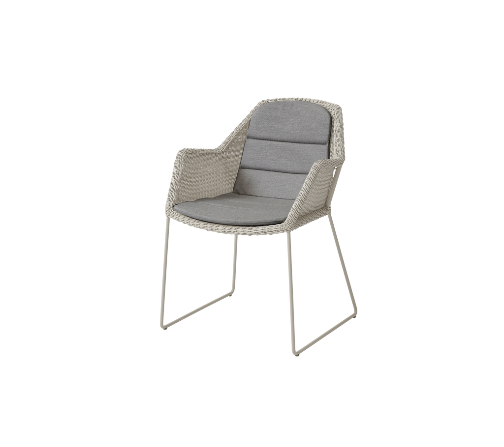 Silla moderna con un cojín gris en un diseño contemporáneo.