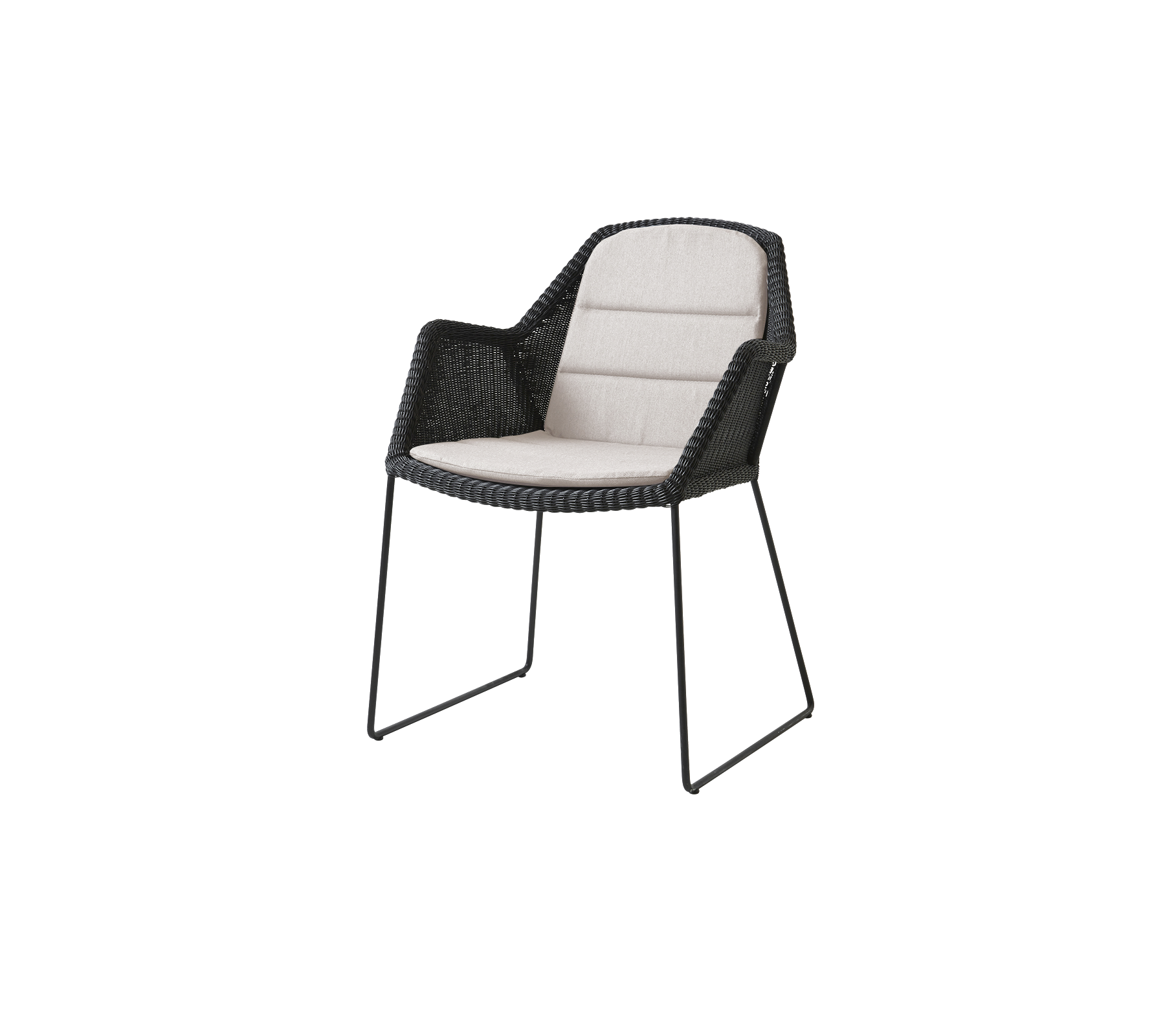 Silla elegante con un diseño tejido negro y asiento acolchado de color claro, perfecta para una decoración moderna.