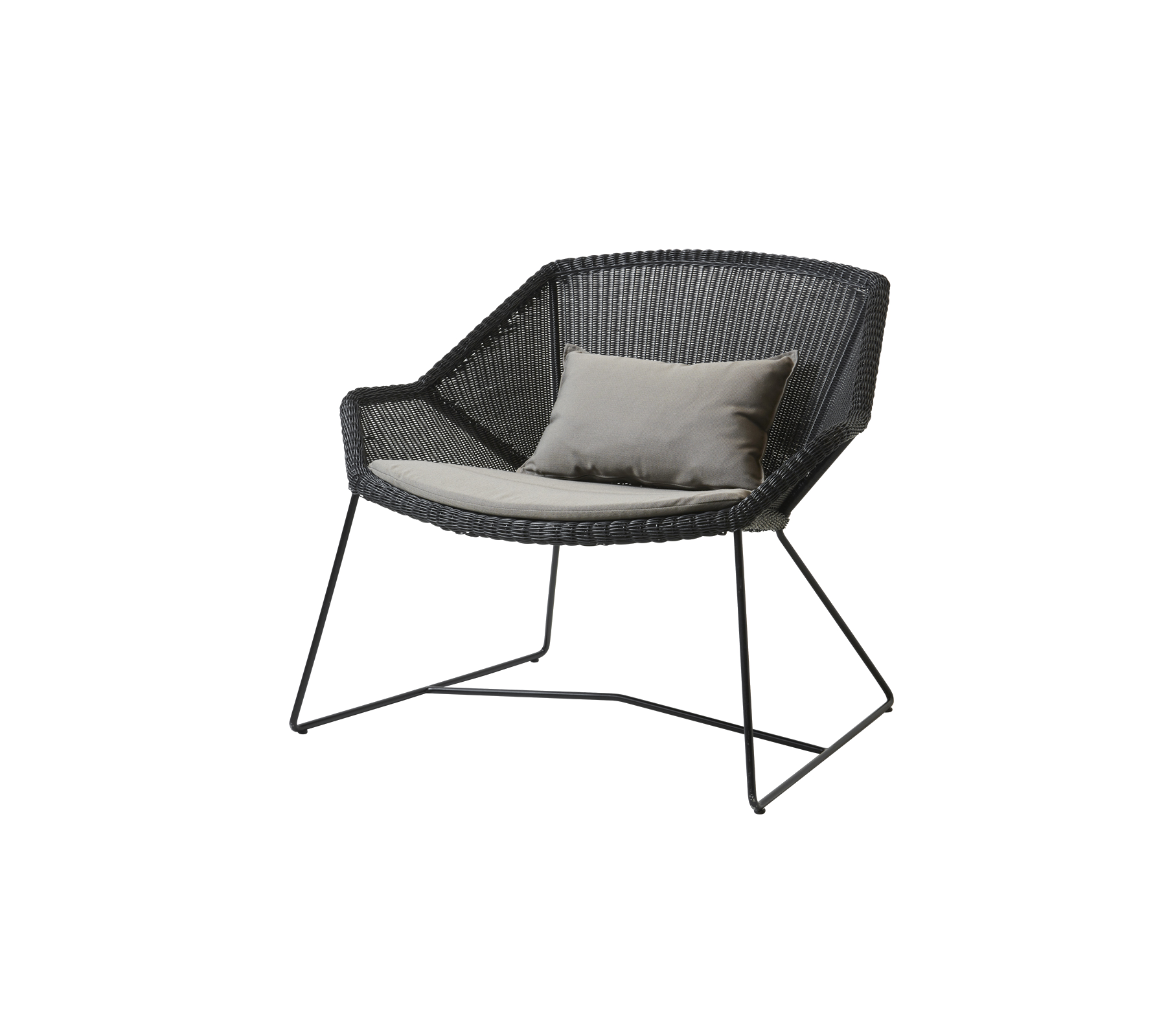 Silla negra elegante con un diseño tejido único y un cojín ligero para mayor comodidad. Ideal para la relajación.