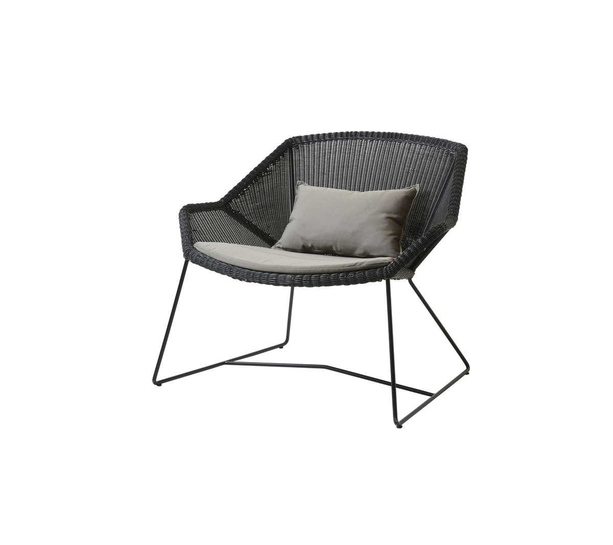 Silla negra elegante con un diseño tejido único y un cojín ligero para mayor comodidad. Ideal para la relajación.