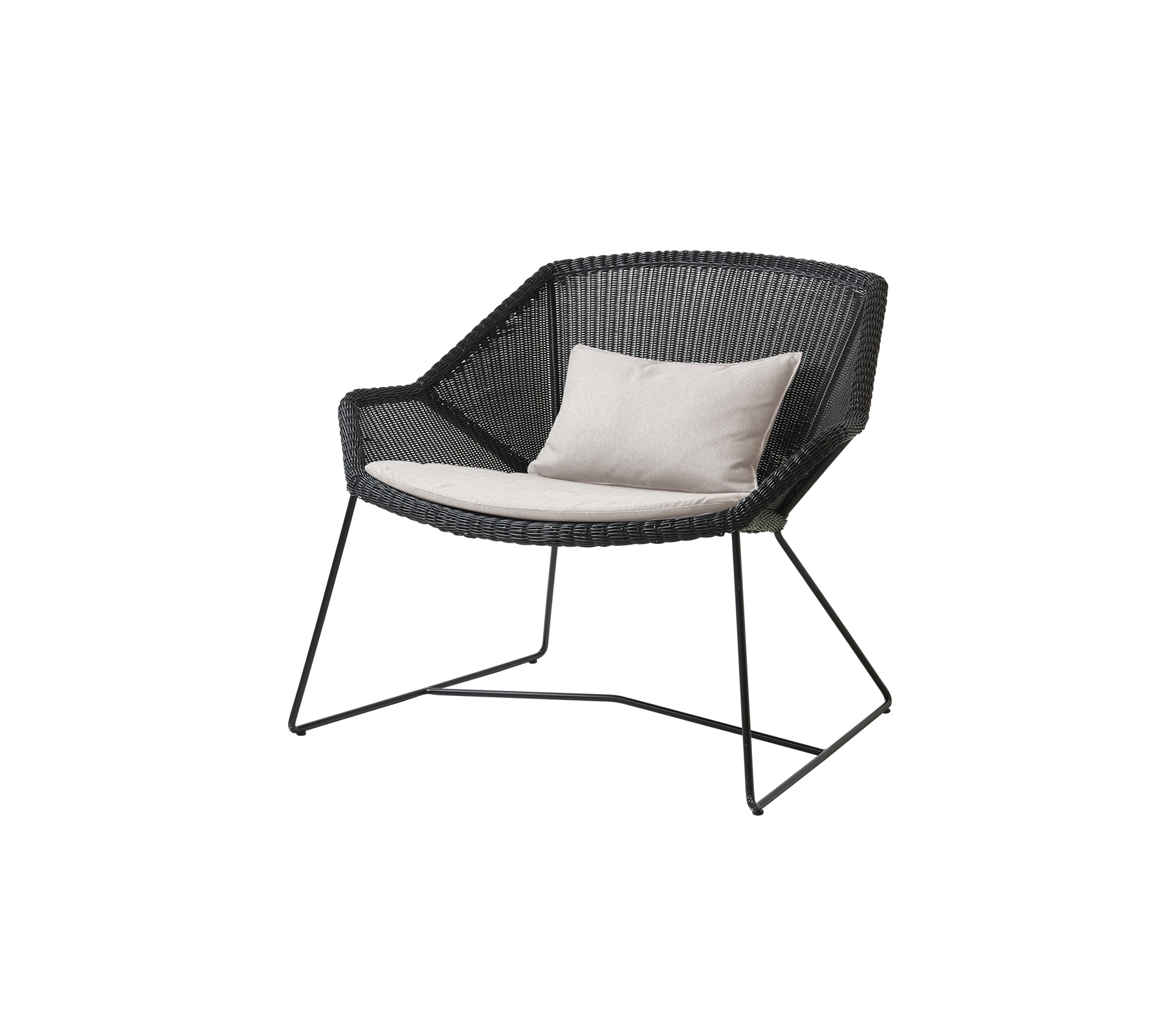 Silla negra elegante con un diseño tejido y un cojín de color claro, con un armazón de metal minimalista. Perfecta para decoración moderna.