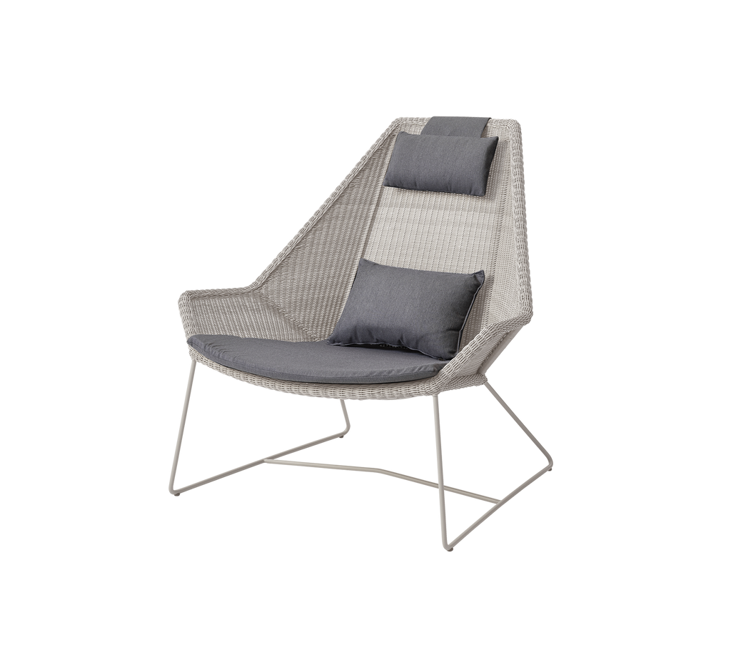 Silla gris moderna con cojín de arena, con un diseño único.