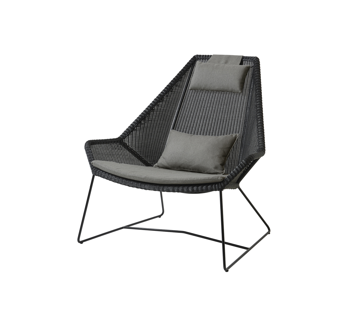 Silla elegante con un diseño tejido y cómodos cojines grises, con patas de metal elegantes para una decoración moderna.