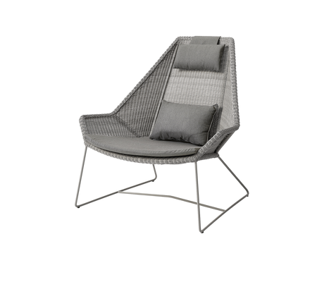 Silla elegante con un diseño tejido elegante y cómodos cojines grises, perfecta para espacios contemporáneos.