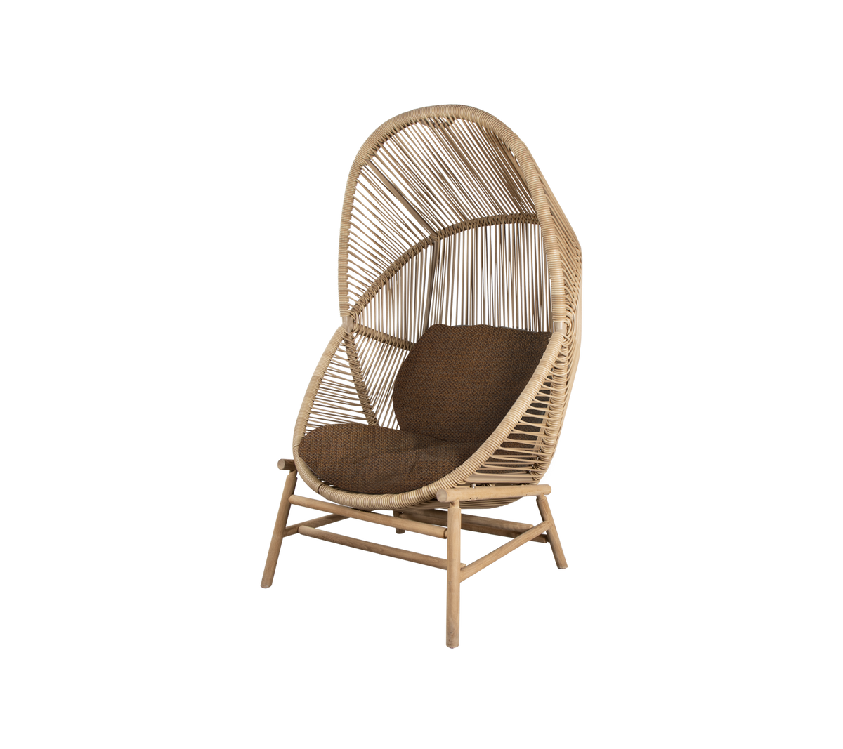 Silla de ratán elegante con un respaldo alto y curvado y un cojín marrón suave, perfecta para relajarse y mejorar cualquier espacio.