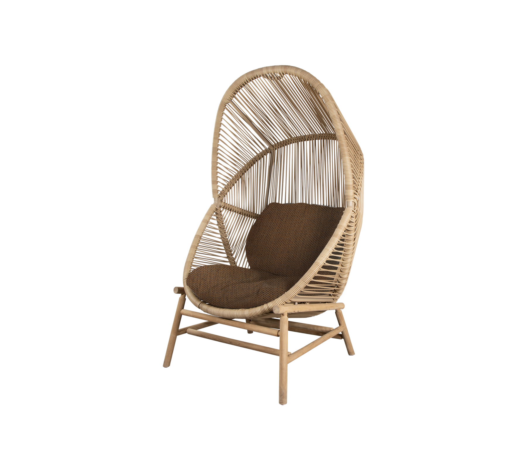 Silla de ratán elegante con un respaldo alto y curvado y un cojín marrón suave, perfecta para relajarse y mejorar cualquier espacio.