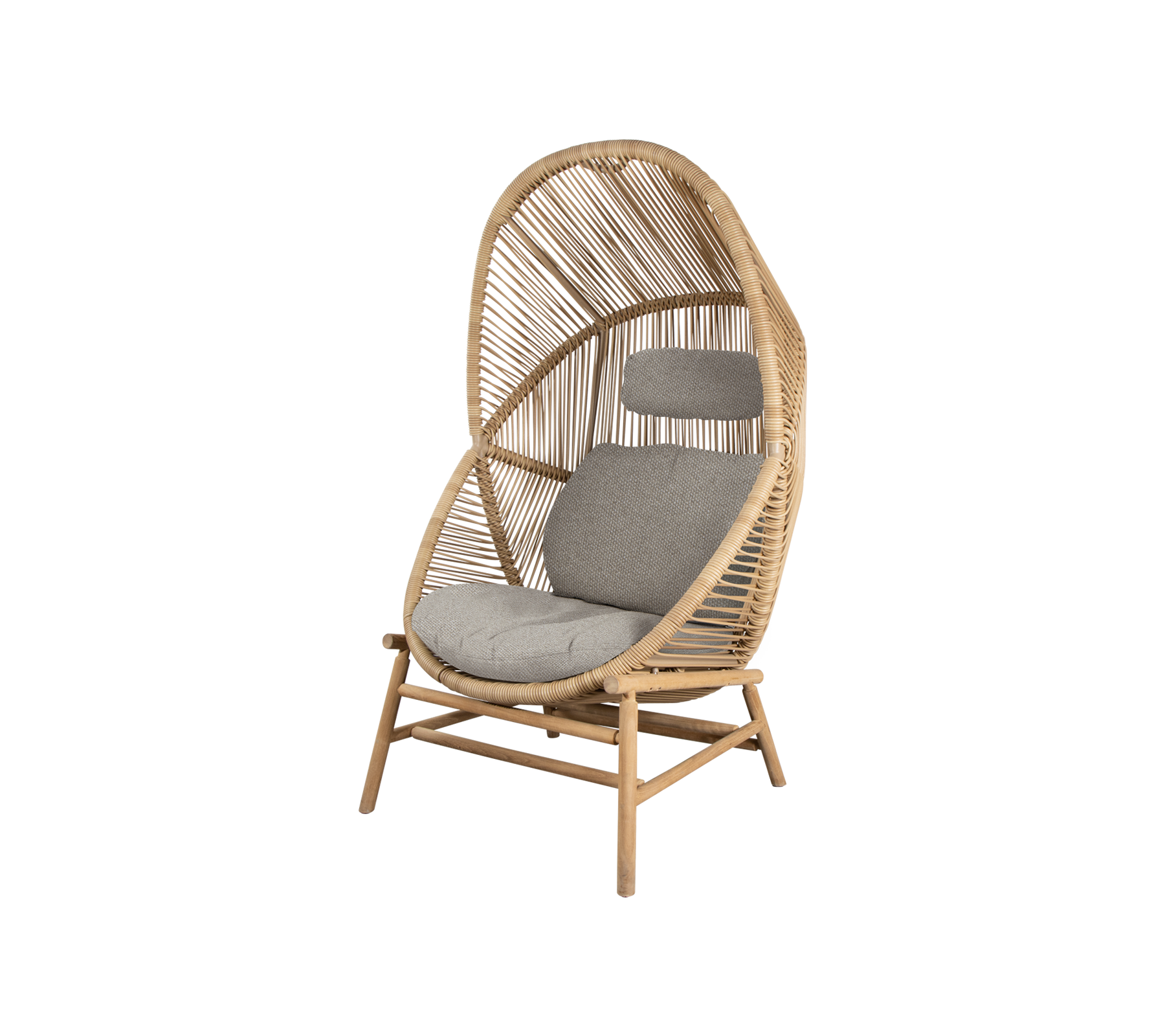Una silla elegante con un respaldo arqueado, hecha de materiales naturales, con suaves cojines grises para mayor comodidad.