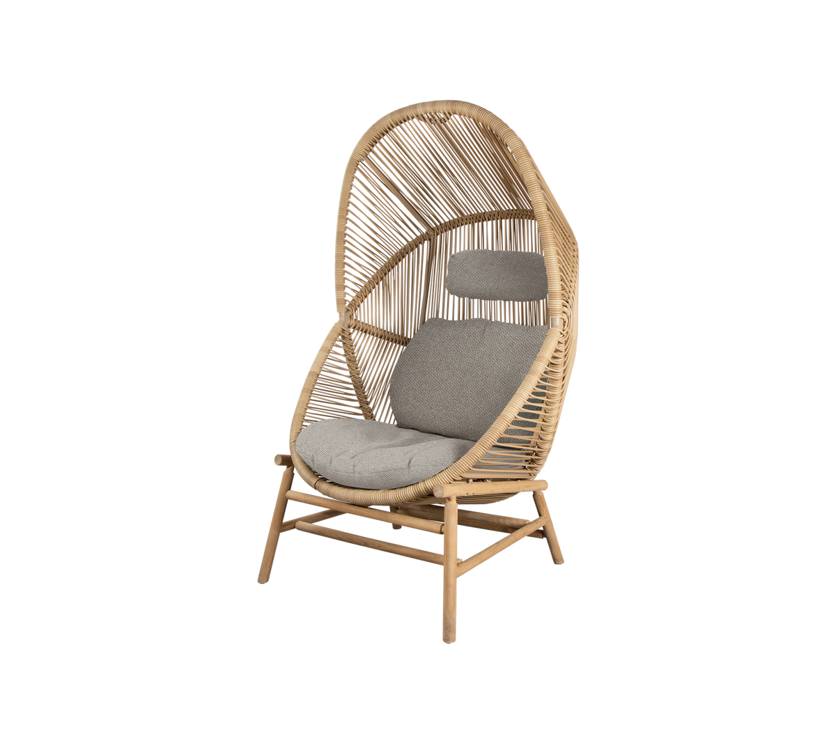 Una silla elegante con un respaldo arqueado, hecha de materiales naturales, con suaves cojines grises para mayor comodidad.