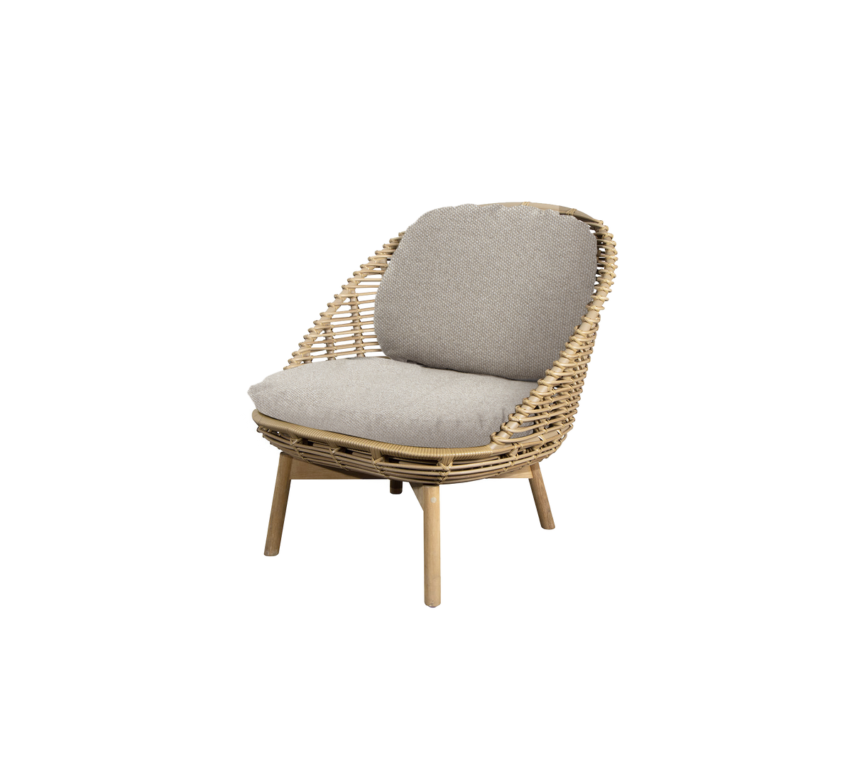 Silla tejida elegante con un suave cojín tapizado, diseñada para la comodidad y el atractivo estético. Ideal para realzar espacios acogedores.