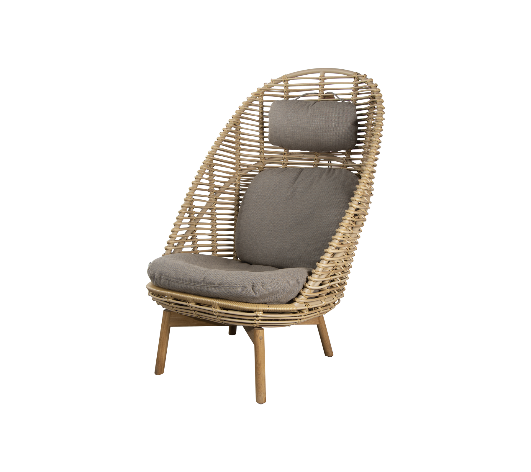 Silla de mimbre elegante con respaldo alto y suaves cojines grises, perfecta para relajarse y decorar con un estilo contemporáneo.