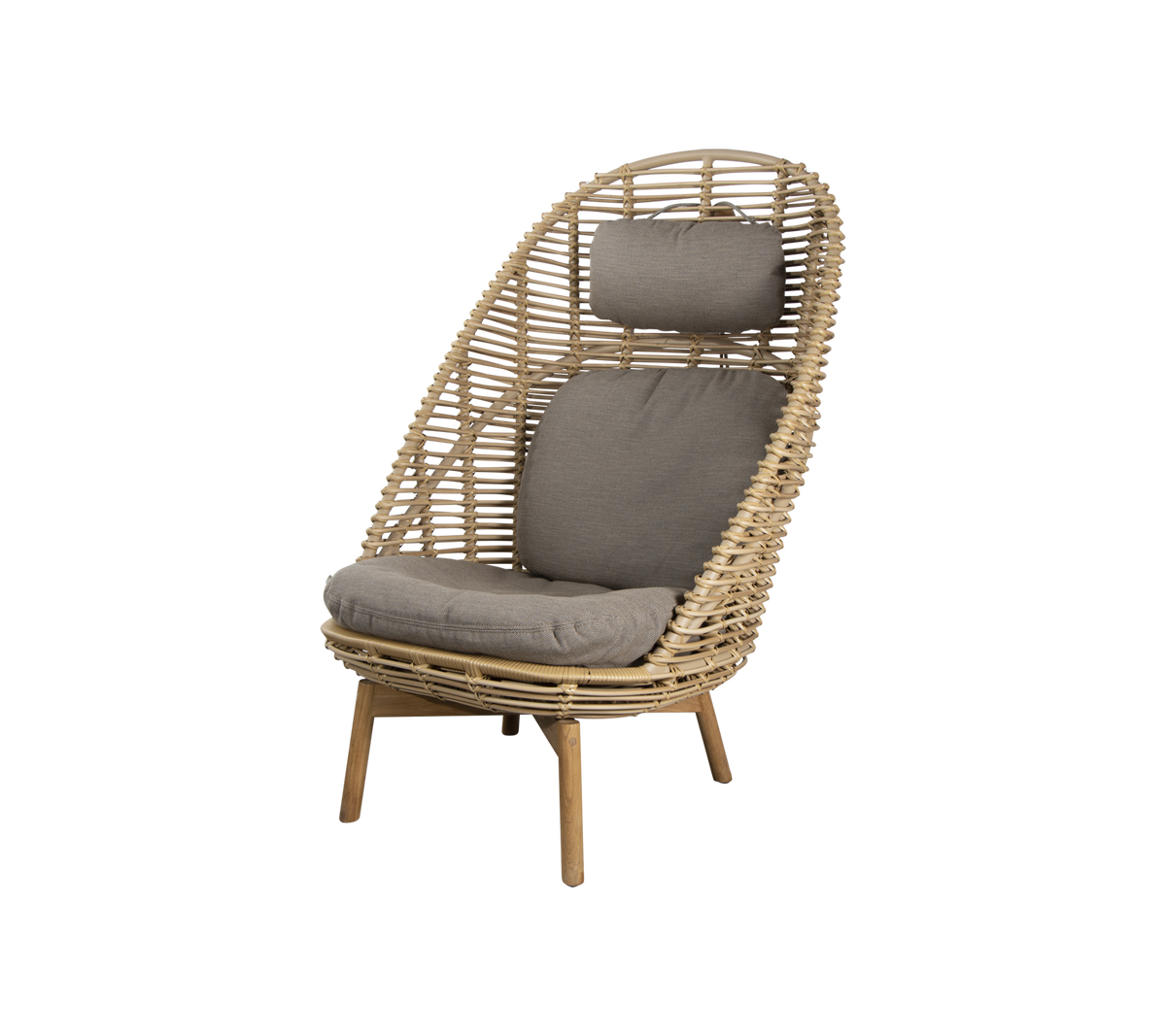 Silla de mimbre elegante con respaldo alto y suaves cojines grises, perfecta para relajarse y decorar con un estilo contemporáneo.