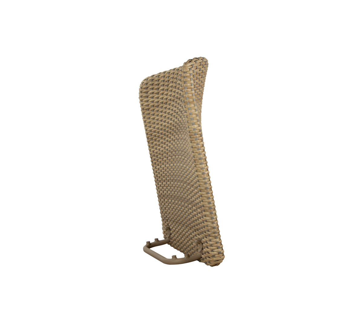 Un respaldo tejido diseñado para un asiento cómodo, con una forma curva y una base de soporte robusta. Ideal para la relajación.
