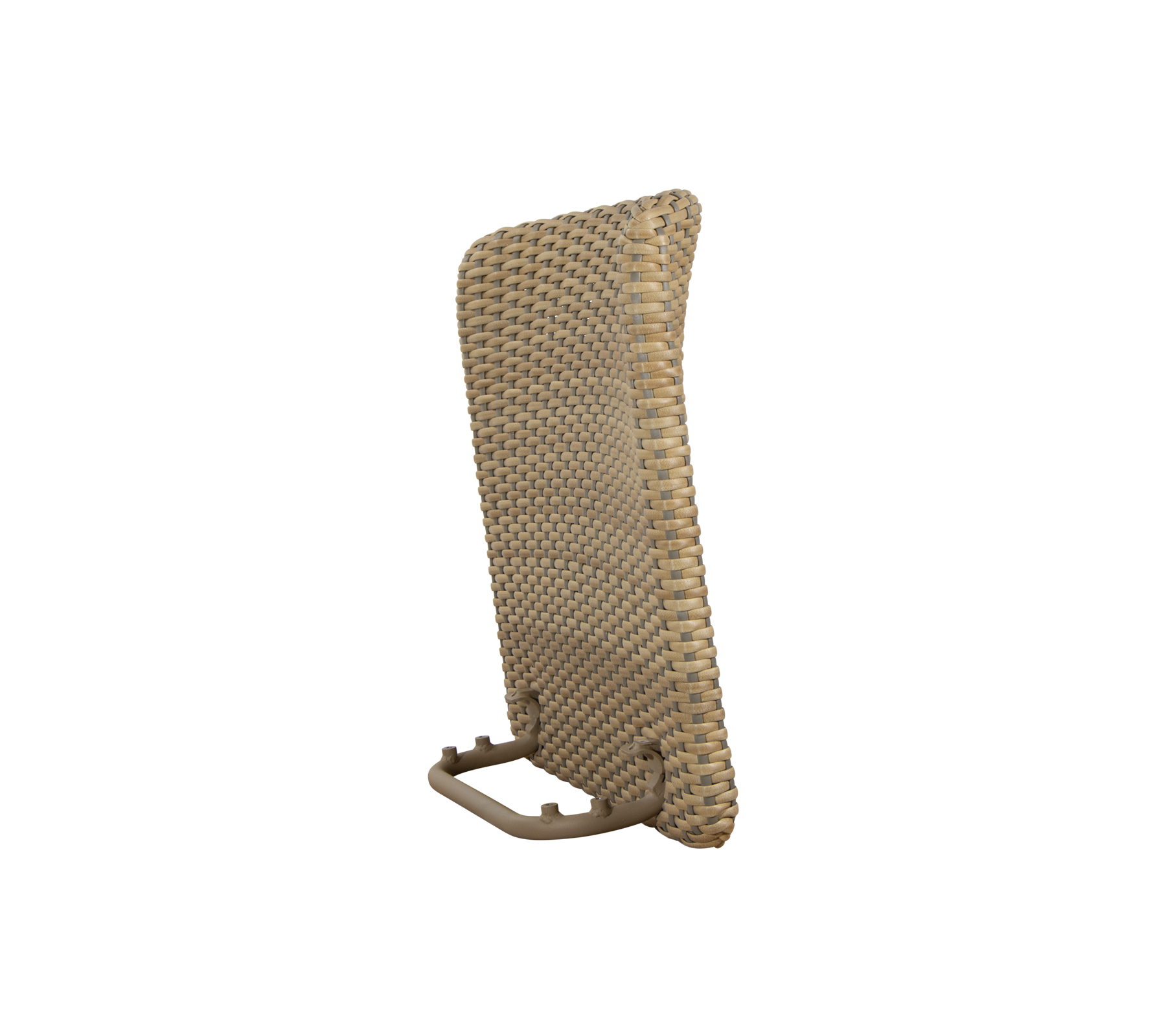 Un cojín de asiento tejido con un respaldo que brinda apoyo y un asa de transporte, diseñado para la comodidad y la versatilidad.